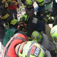 El equipo Usar Col-1, que tiene entre sus integrantes a ocho integrantes del Cuerpo de Bomberos de Envigado, rescataron a Moises, un niño de 11 años, en La Guaira. FOTO: CORTESÍA - DANIEL GONZÁLEZ (UNGRD)