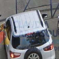 Una de las denuncias más graves del video es que en realidad serían “civiles” los que estarían cuidando el acceso al penal de máxima seguridad el día del parrandón que celebraron los capos. FOTO: Imagen tomada de redes.