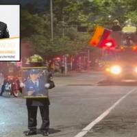 Adelante, el bombero Iván Posada quien falleció el domingo. Atrás, caravana en su honor. FOTO: Cortesía