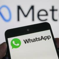 La aplicación de mensajería de Meta, con más de 2.000 millones de usuarios en el mundo, prepara la llegada de mensajes programados y videollamadas abiertas a personas sin cuenta en la plataforma. FOTO AFP
