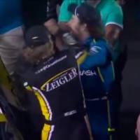 La pelea fue protagonizada por Ryan Blaney (azul) y Carson Hocevar (amarillo y negro). FOTO: Captura de vídeo