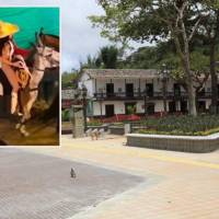 Aelante, las cuatro mujeres sobre una mula. Atrás, Parque principal de San Roque, donde ocurrieron los hechos. Foto: Fundación Julio C. Hernández e imagen tomada de redes de la Alcaldía de San Roque.