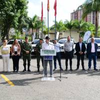 El gobernador de Antioquia, Andrés Julián Rendón, entregó seis camionetas blindadas a la Séptima División del Ejército Nacional. En el acto se refirió de los avances de la Tasa durante el año que ha estado vigente y defendió el cobro ante los cuestionamientos del sector empresarial para frenar el tributo. FOTO: Cortesía Gobernación de Antioquia