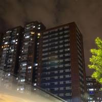Imagen de referencia de un bloque de apartamentos sin energía. Foto: EL COLOMBIANO