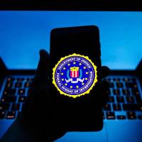 FBI emitió una alerta sobre aplicaciones desarrolladas en China que, por estar sujetas a las leyes de seguridad nacional de ese país, podrían permitir al gobierno asiático acceder a datos de usuarios. FOTO: AFP