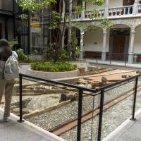 En el espacio se encuentra un guayacán preservado con vestigios restaurados del acueducto, piezas en piedra limonita, tabletas de barro, fundaciones y acequias del siglo XIX. FOTO: Cortesía Comfama