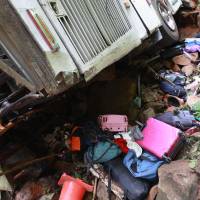 17 personas: 16 jóvenes que regresaban de su fiesta de graduación en la playa, y el conductor del bus que los transportaba fallecieron en un grave accidente de tránsito este domingo. Foto: Manuel Saldarriaga Quintero.