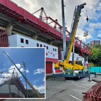Grúas pesadas se encargan del desmonte de la estructura del estadio de Rionegro. FOTO: Cortesía Alcaldía de Rionegro.