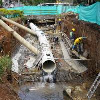 Obreros del Área Metropolitana realizan las labores en el afluente que divide a Itagüí de San Antonio de Prado. FOTO: cortesía