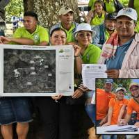Algunos de los beneficiarios con la entrega de los lotes recuperados. FOTO: Cortesía