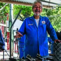 Mauricio tenía 24 años cuando creó su primera máquina para hacer mallas. Ahora, jubilado, trabaja para entretenerse. FOTO JULIO CÉSAR HERRERA