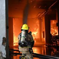 Uno de los más de cien socorristas que han participado en los trabajos de extinción de las llamas en Itagüí. FOTO: Cortesía Alcaldía de Itagüí