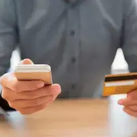 En Colombia, la cuenta de nómina sigue siendo el principal canal de pago de salarios y pensiones. Pero está cambiando. Ya no es solo un lugar donde llega el dinero: es el centro de operaciones financieras. FOTO: Colprensa.