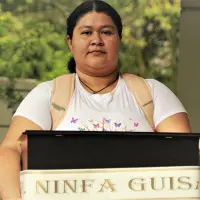 Sandra Torres sostiene el cuerpo de su madre Ninfa durante la entrega de los mismos por parte de la UBPD. FOTO: Cortesía