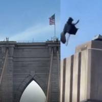 El hombre de 44 años izó varias banderas antes de lanzarse del puente de Brooklyn, en Nueva York. Foto: Capturas videos @m_alejandr07 y @noticias_msm