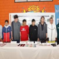 Algunos de los detenidos junto el material ilícito incautado tras los operativos. FOTO: Cortesía