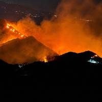 El incendio, activo desde la noche del lunes 10 de agosto, está siendo atendido por los cuerpos de bomberos de 3 municipios. Foto: cortesía.