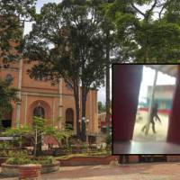 Adelante, un hombre armado durante el enfrentamiento en Palo Cabildo. Atrás, el parque del municipio de Jericó. Foto: Andrés Camilo Suárez Echeverry e imagen tomada de redes.