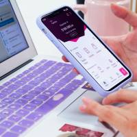 Enviar plata desde el celular ya es parte del día a día. Entre 2021 y 2025, el uso de internet y aplicaciones móviles pasó del 35,7 % al 66,6 % de las operaciones del sistema financiero, lo que también ha traído diferentes situaciones, como errores al enviar plata. FOTO: Nequi