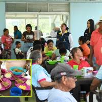 Funcionarios de la Ungrd durante una de las jornadas en los comedores. FOTO: Cortesía
