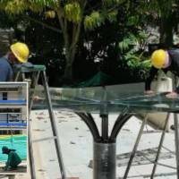 Obreros realizando una intervención en el parque principal de Copacabana. FOTO: imagen tomada de redes.
