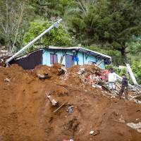 Descripción: Cientos de personas buscan a sus familiares y vecinos en la zona del desastre que deja al menos 23 personas muertas y daños en los barrios aledaños y familias damnificadas. Lugar: El Pinar, Altos de Oriente y Vereda Granizal de Bello. Fecha de evento: 24/06/2025. Foto: Esneyder Gutiérrez Cardona.