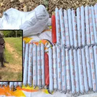 Adelante, el detenido tras el operativo. Atrás, el material explosivo incautado. FOTO: imagen tomada de redes.