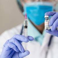 La respuesta inmunológica frente a la covid-19 disminuye con el tiempo, lo que refuerza la importancia de los refuerzos vacunales. FOTO Depositphotos