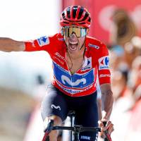 Enric Mas celebra en el Alto de Aitana una victoria que lo fortalece como líder de una Vuelta a España que ahora está abierta. FOTO: @Movistar_Team
