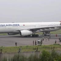 El avión procedente de Turquía fue llevado a una zona segura luego de su aterrizaje en Barcelona. Foto: redes sociales