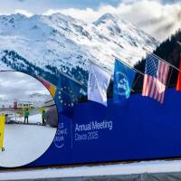 De acuerdo con Greenpeace, en los últimos años se ha triplicado el uso de jets privados para llegar a Davos, Suiza. Fotos: Greenpeace y Foro Económico Mundial