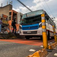 Una de las propuestas de los transportadores es que se restauren los carriles exclusivos para los buses, como los que se intentaron instalar entre 2016 y 2019. FOTO: JULIO CÉSAR HERRERA