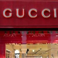 Gucci es una de las marcas de lujo investigadas por subcontratación de mano de obra china en condiciones precarias. FOTO: AFP