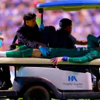 Este fue el momento en el que Kevin Mier salió del campo en camilla tras la lesión que sufrió. FOTO GETTY 