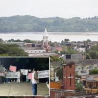 Adelante, las protestas realizadas. Atrás, Panorámica del municipio de Puerto Berrío. Foto: Fundación Julio C. Hernández e imagen tomada de las redes de RTP.