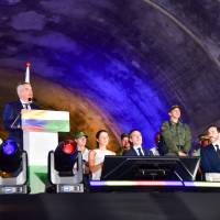 El gobernador pidió al presidente electo, Abelardo de la Espriella, hacer lo necesario para que el Túnel del Toyo está listo y pueda que entre en operación una vez finalicen las obras en el tramo 2. Foto: Cortesía