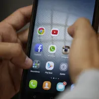 Elegir un smartphone en 2026 implica evaluar inteligencia artificial, autonomía de batería, diseño y rendimiento antes de fijarse en el precio o el modelo. FOTO Colprensa