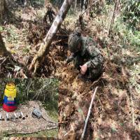 Soldados del Ejército realizan la desactivación de los peligrosos explosivos. FOTO: Cortesía