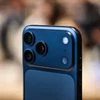 Apple buscará pulir la experiencia del usuario en iOS 27, enfocándose en estabilidad, velocidad y soporte para nuevas tecnologías como el iPhone plegable y la inteligencia artificial. FOTO AFP