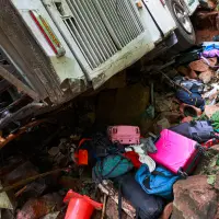 Tanto el día del accidente como en los posteriores, personas inescrupulosas dañaron equipajes para sustraer vestuarios, joyas y equipos que transportaban los estudiantes implicados en este siniestro en el sector Belén, de Remedios, Antioquia. FOTO: MANUEL SALDARRIAGA
