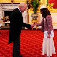 La embajadora de Colombia ante Reino Unido Laura Sarabia durante su audiencia con el rey Carlos III. FOTO: Getty