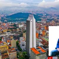 Adelante, el urbanista y arquitecto argentino Jorge M. Jáuregui. Atrás, panorámica del Centro de Medellín. Foto: Andrés Camilo Suárez y Julio César Herrera.