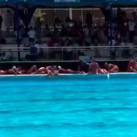 Las jugadoras salieron de la piscina y permanecieron en el suelo, boca abajo, en medio del susto por los disparos. FOTO: Captura de video