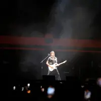 Juanes agradeció a Medellín por un cumpleaños muy feliz, frente a miles de asistentes. FOTO: ESNEYDER GUTIERREZ