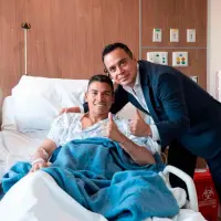 Víctor Velázquez presidente de Cruz Azul visitando a Kevin Mier quien fue operado de su pierna derecha. FOTO: Tomada de X @Victor_VelRan
