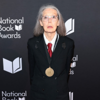 La poeta canadiense Anne Carson, ganadora del Nobel de Literatura 2026, es la mujer número 19 en recibir el premio desde 1901.