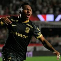 Alfredo Morelos y su celebración luego de anotarle al Sao Paulo de penalti. FOTO: AFP