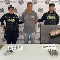 Adelante, una de las balas modificadas para causar mayor letalidad. Atrás, el capturado y los elementos incautados. FOTO: Cortesía.