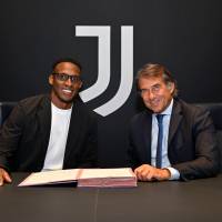Jhon Lucumí firmando su contrato con la Juventus. FOTO: X Juventus