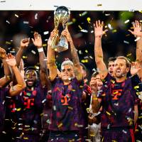 Luis Díaz celebra el título de la Supercopa de Alemania conseguido ante el Borussia Dortmund. FOTO GETTY 